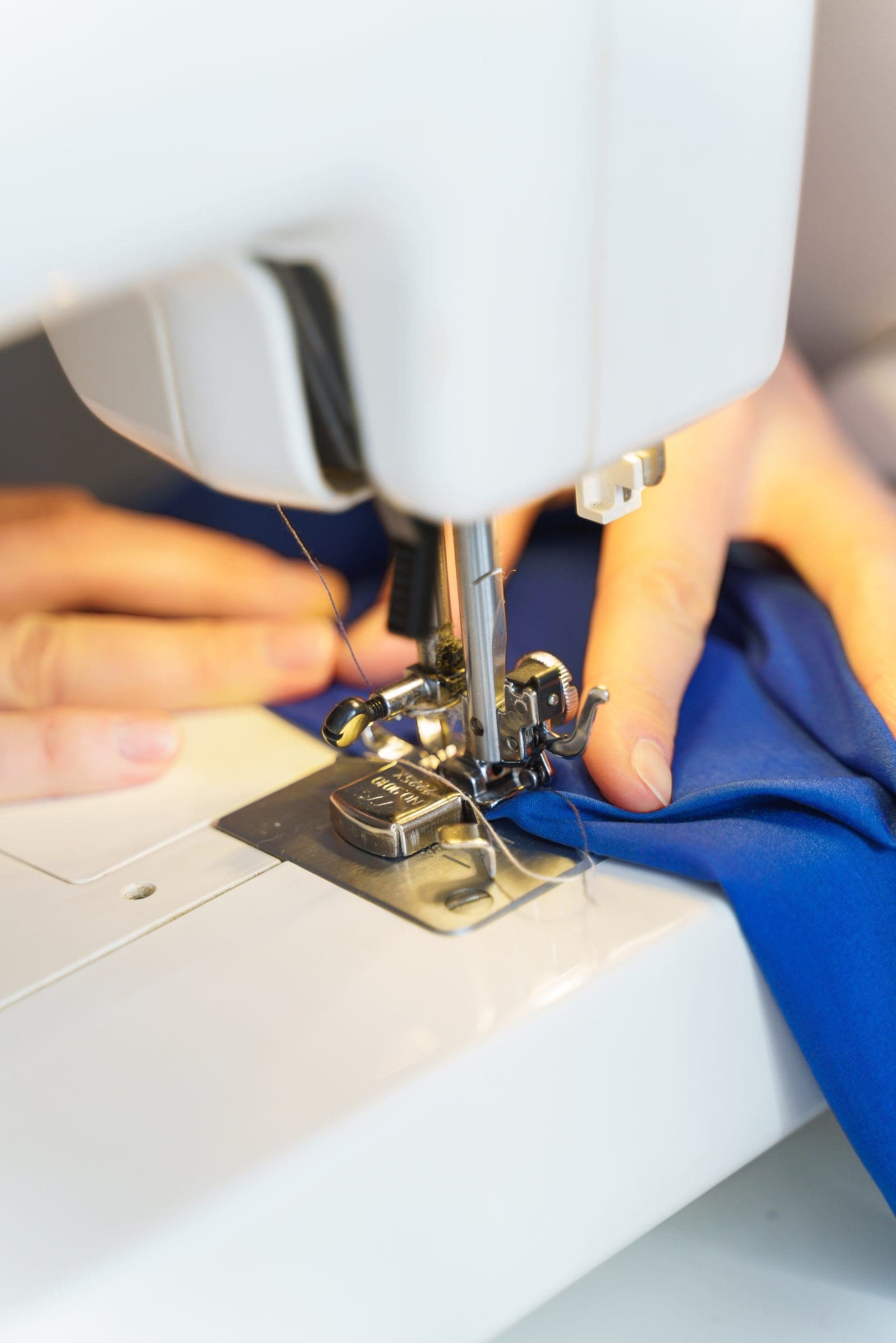 Pune dore dhe qendisje ne atelierin e Butik Cejzi